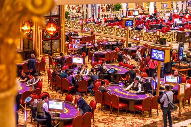 Sic Bo adalah salah satu permainan Casino yang menarik dan mudah dipahami. Dengan mempelajari aturan dasar dan strategi yang tepat